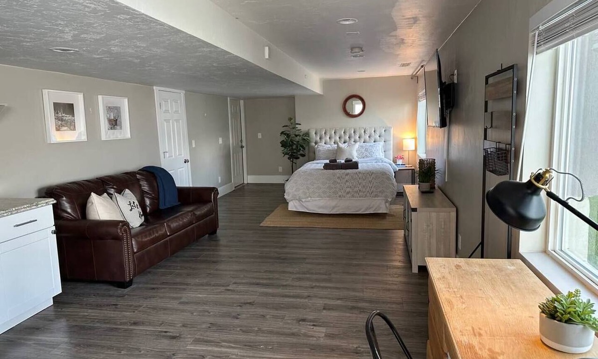 Sunset Heights Apartment | Sleepy Ridge Studio, Self Check-in, Free Parking