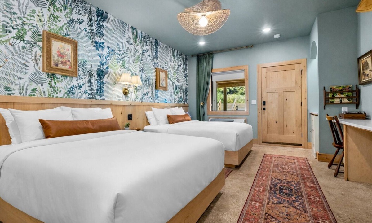 Jasper Hotel | Sommer House Inn-The Aloha Room