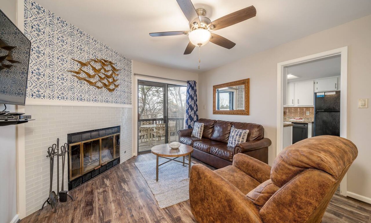 Lake Hamilton Condo | South Shore Updated 2 Bdrm! Gameroom/Hot tub! Mini-Golf! Lake View! Sleeps 8!