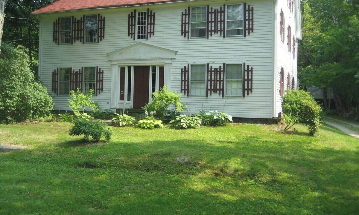 Warwick House | Spacious 1763 updated family house in the town that time forgot
