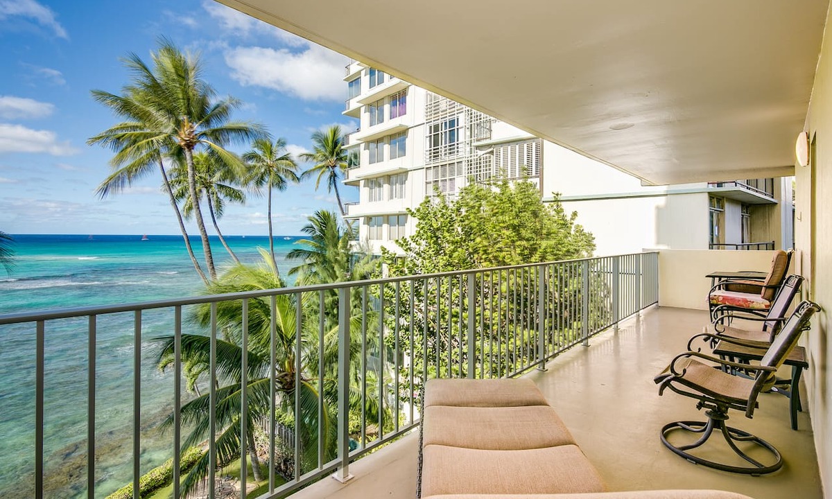 Diamond Head - Kapahulu - St. Louis Apartment | Spacious 2 Bedroom Oceanfront Condo with Full Kitchen & 'Wrap around' Lanai