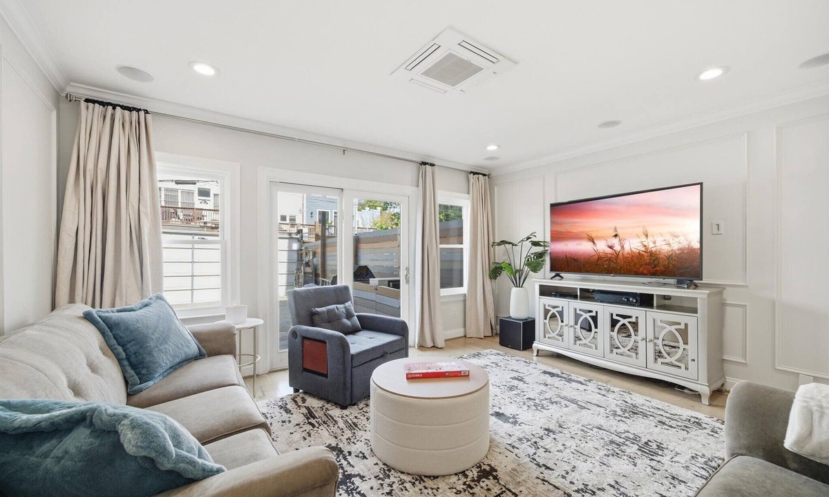 Eckington House | Spacious 3BR Capitol Rowhouse Comfort & Parking
