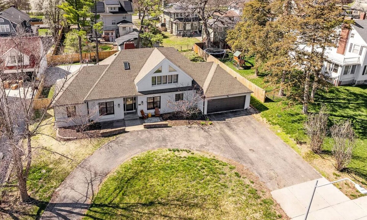 Ward Parkway House | Spacious 5-bedroom house in KC- 20 mins from Arrowhead