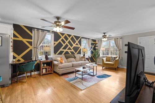 Oakdale House | Spacious-5 Beds! 3 Mi to Mohegan