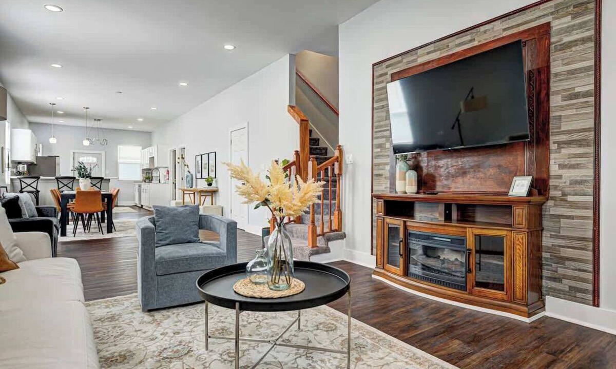 Indianapolis House | Spacious 5BR Bungalow with En-Suites