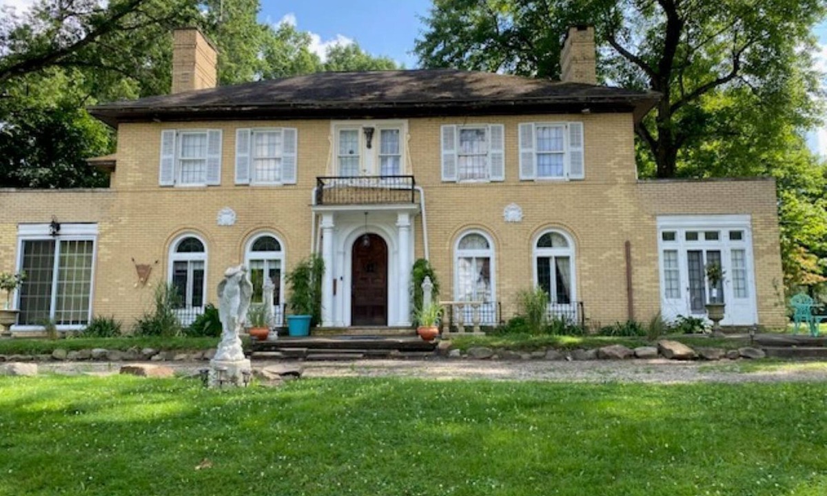 Youngstown Villa | Spacious 6-bdrm villa in fabulous Youngstown Mill Creek Park Area with AC & Gym