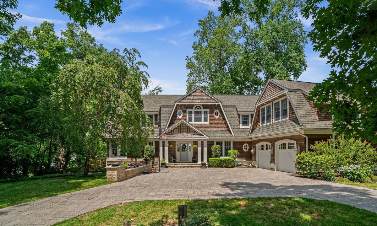Edgewater House | Spacious 6-Bedroom Waterfront Retreat