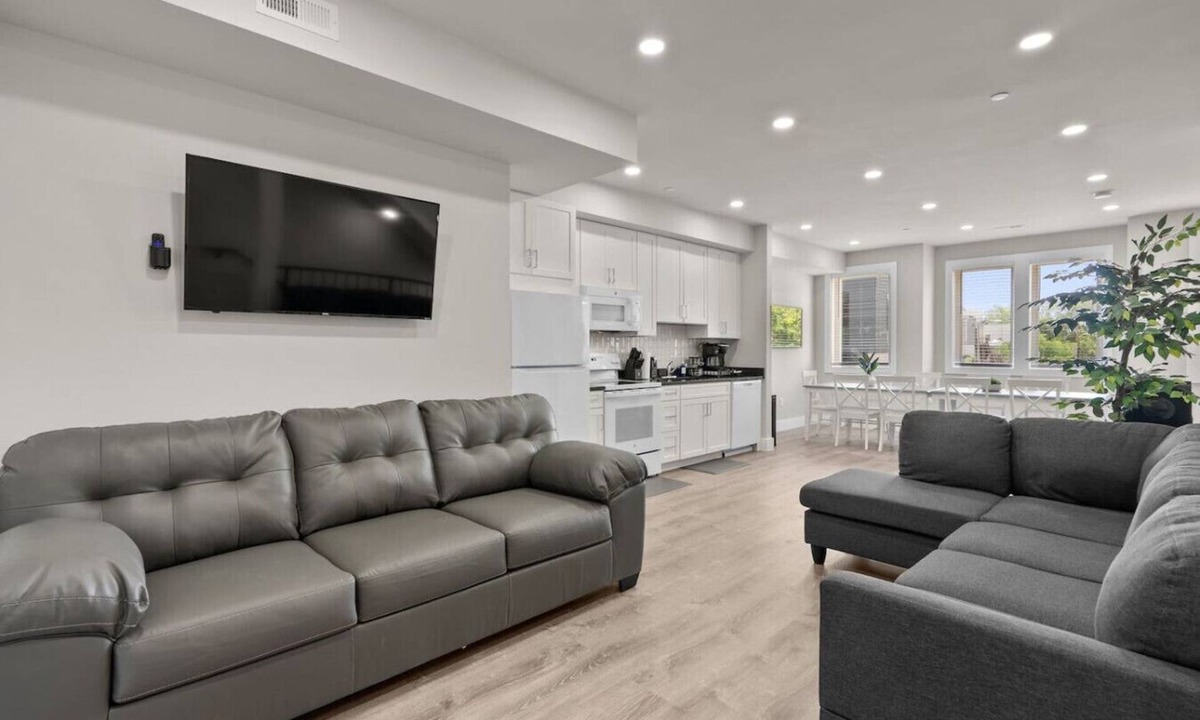 Kingman Park Hotel | Spacious 6BedroomHome+GarageParking+H StCorridorDC