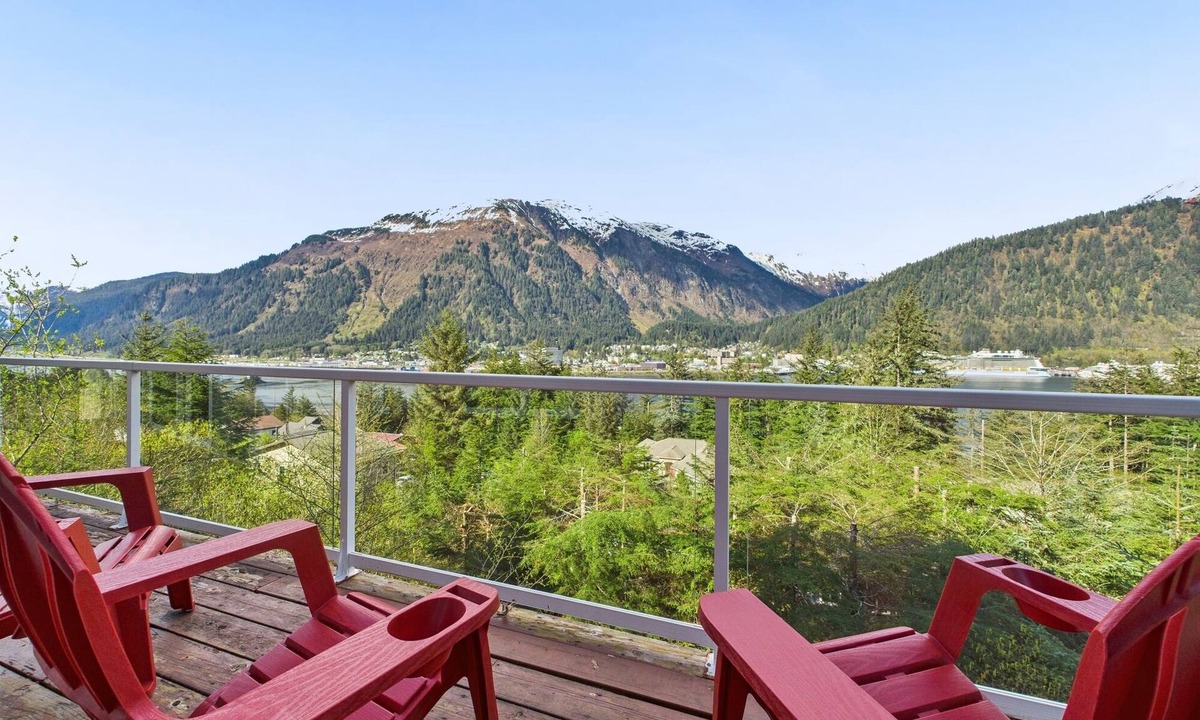 West Juneau House | Spacious 6BR | Cruise Views, Soaking Tub and More