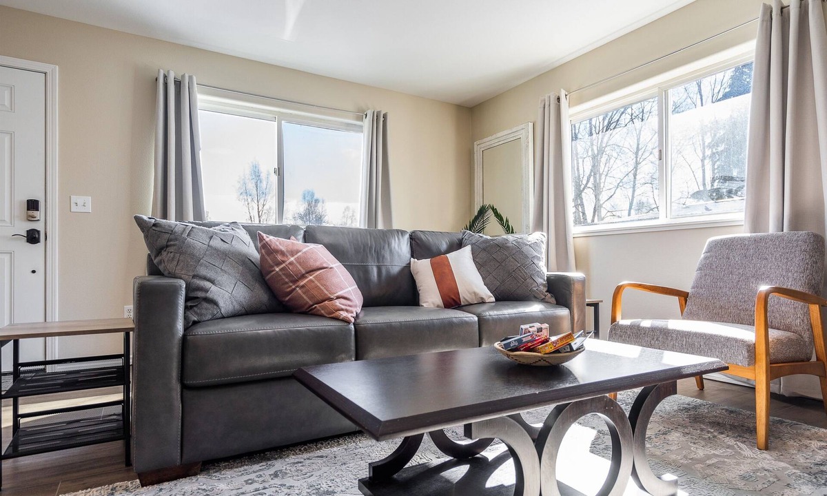 Bayshore - Klatt House | Spacious, bright, convenient to everything in Anchorage! Bonus room!
