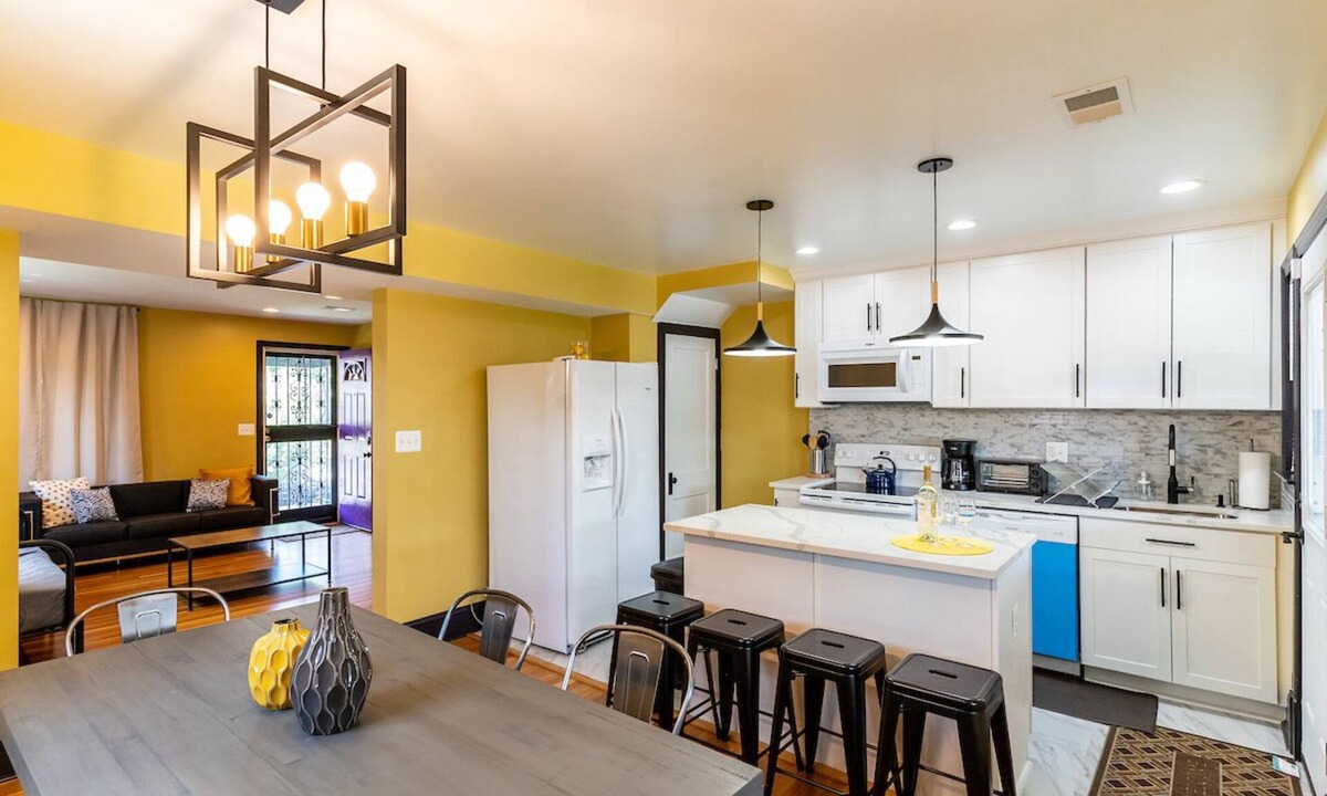 Fairlawn House | Spacious Charming DC Row House + Free parking-Sleeps 17 guests