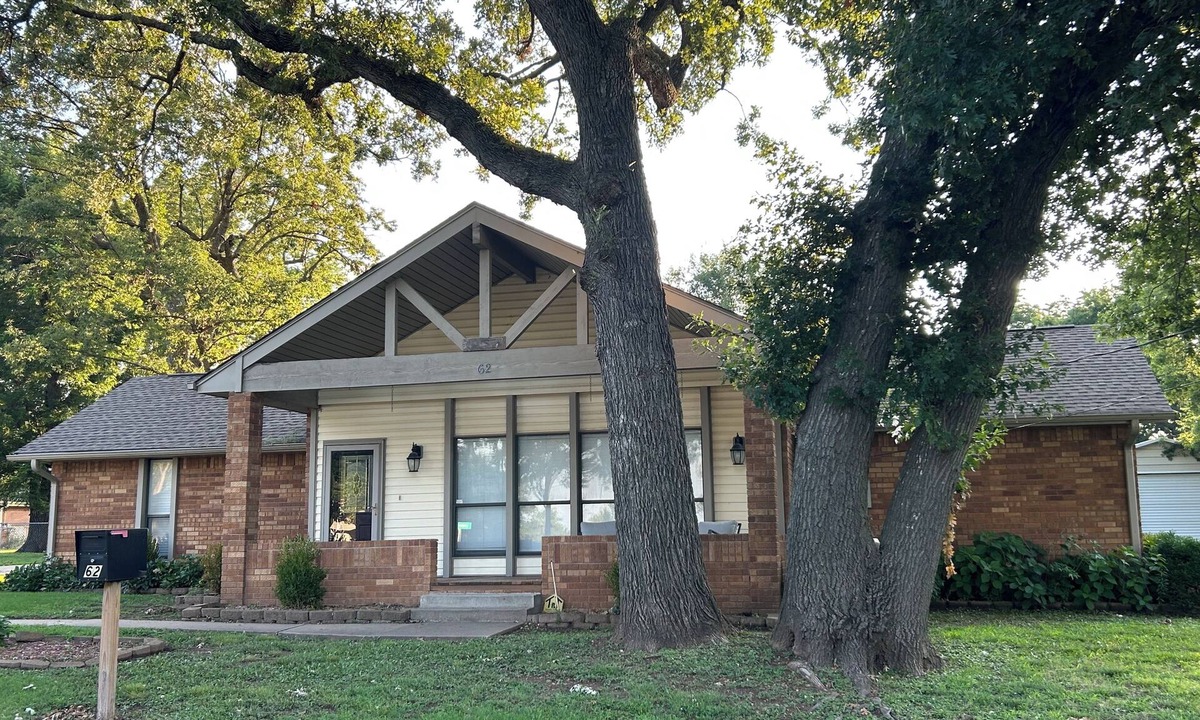 Adair House | Spacious Lake View with Chef's Kitchen! Two minute walk to lake.