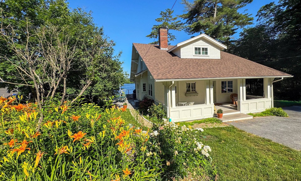 Prides Crossing Cottage | Spacious Lakefront Escape w/3 Baths + Bonus Bed