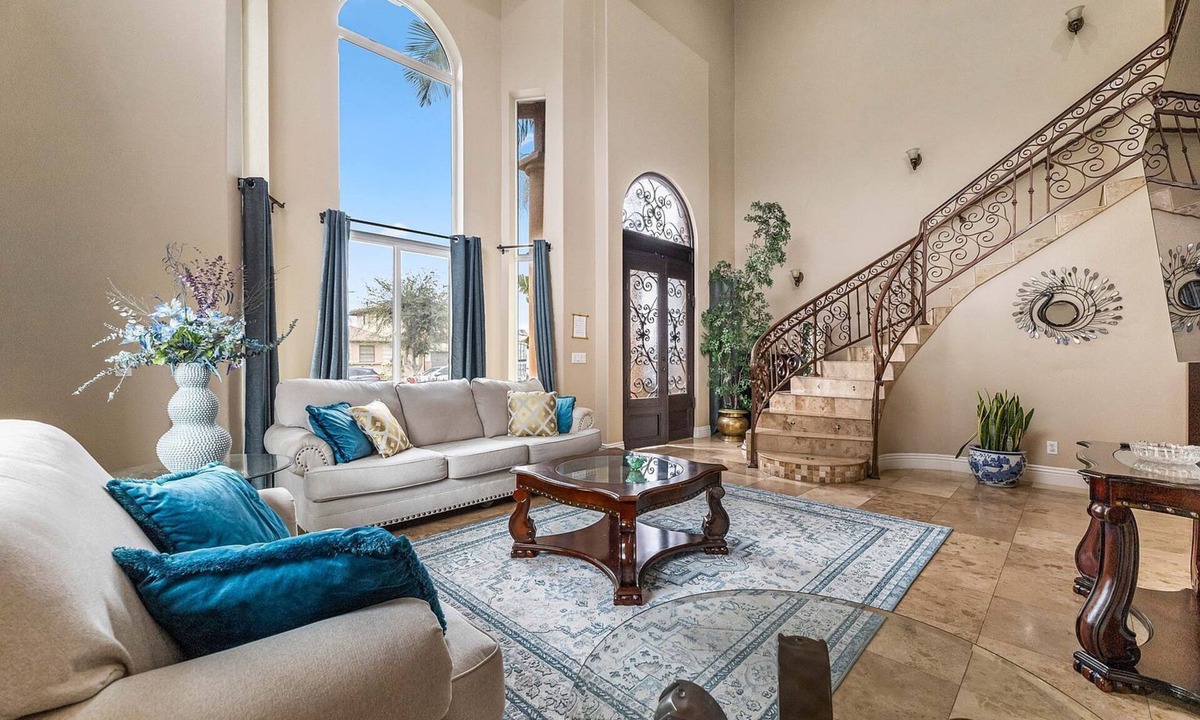 Downey House | Spacious Luxury Family Getaway Home, Downey