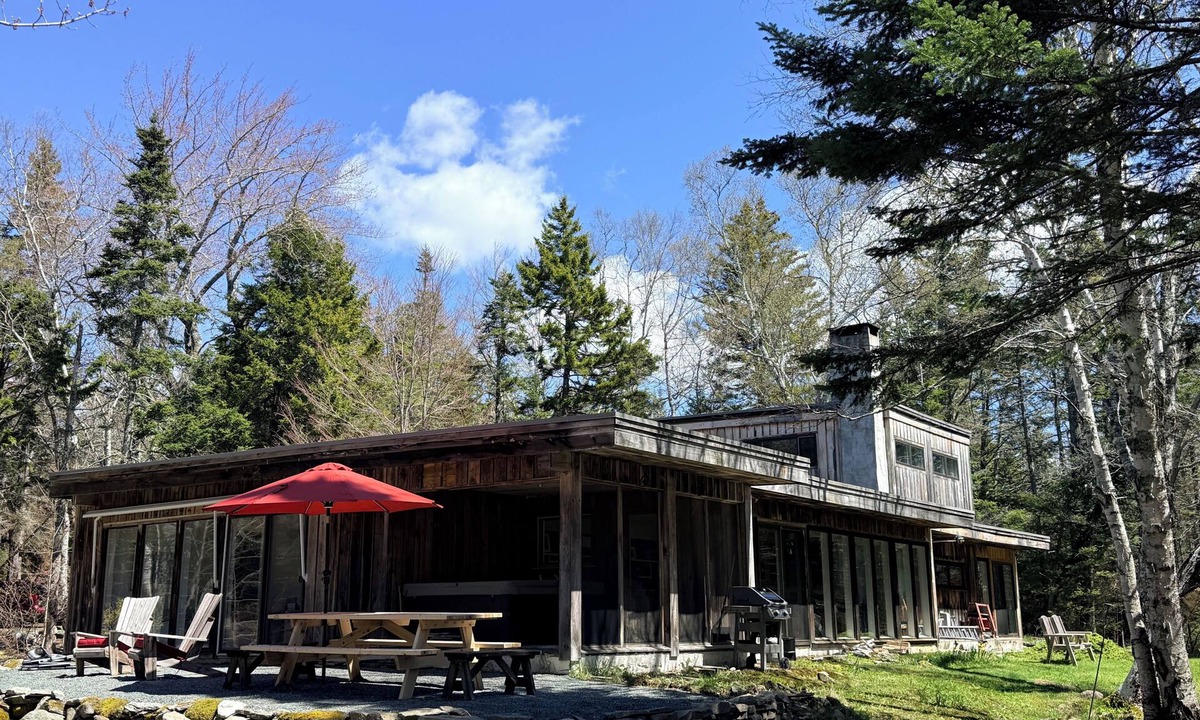 Brooklin House | Spacious private modern 4-bedroom house in beautiful natural setting in Brooklin