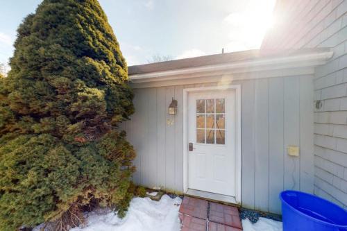 Boothbay Harbor House | Spacious single-level duplex with fast WiFi, two full kitchens, deck, & yard