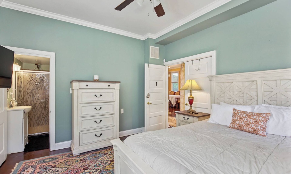 Irvington House | Spacious Victorian house in delightful Baltimore with porch & large yard
