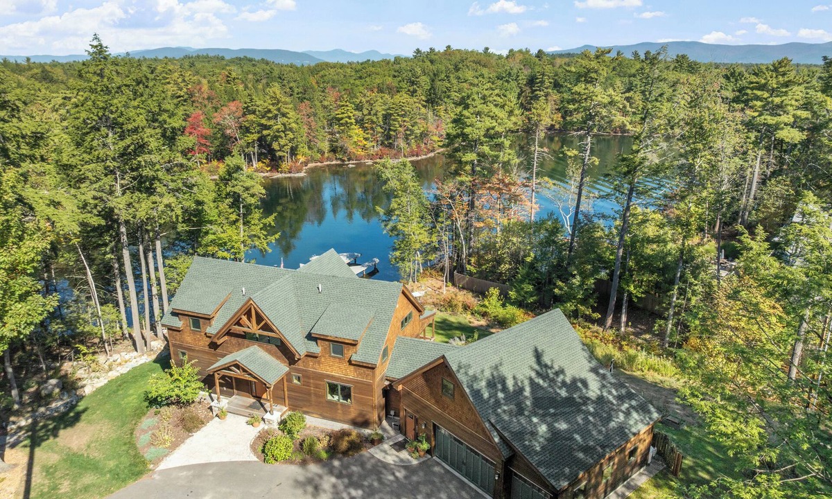 Meredith House | Spacious Waterfront 6-bedroom Country House in Charming Meredith