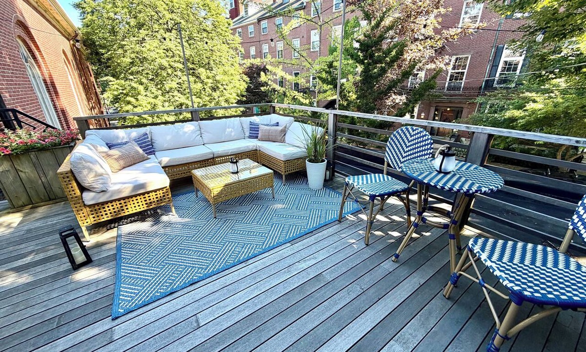 West End House | Spacious West End Retreat. Walk Everywhere, Prime Location. 5 BR/3BTH. 6 BEDS.