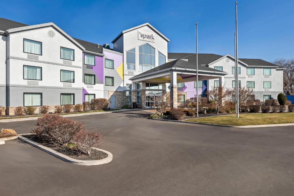 Glendale Hotel | Spark by Hilton Salt Lake City Central