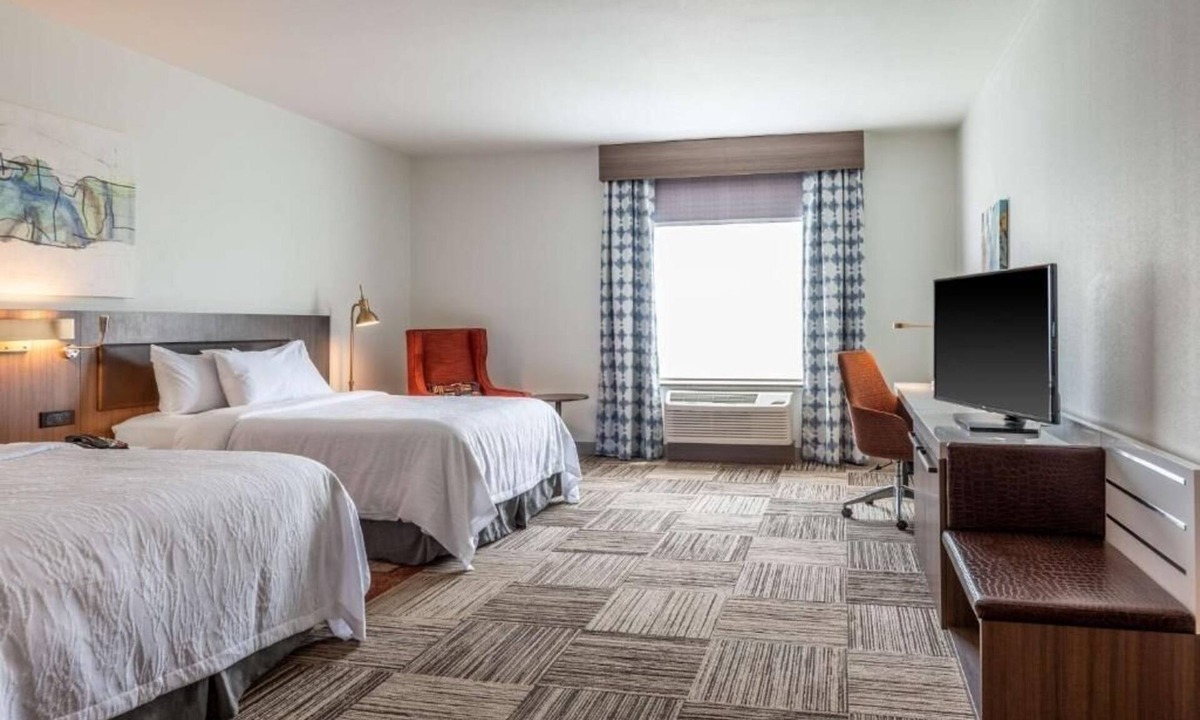 North Little Rock Hotel | Sports Fan Haven: Indoor Pool, Walk to Ballpark. Quick drive to River Market.
