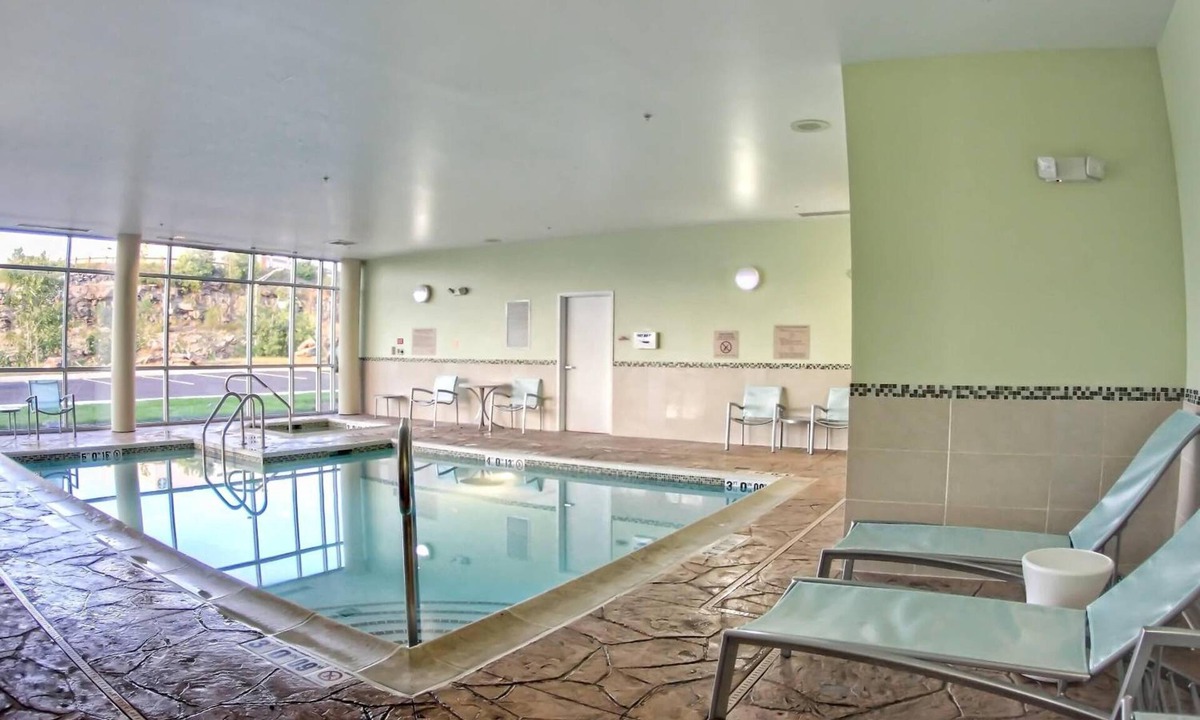 Moosic Hotel | SpringHill Scranton | King w/Sofa | Firepit Nights, Pool Time | 2 Units
