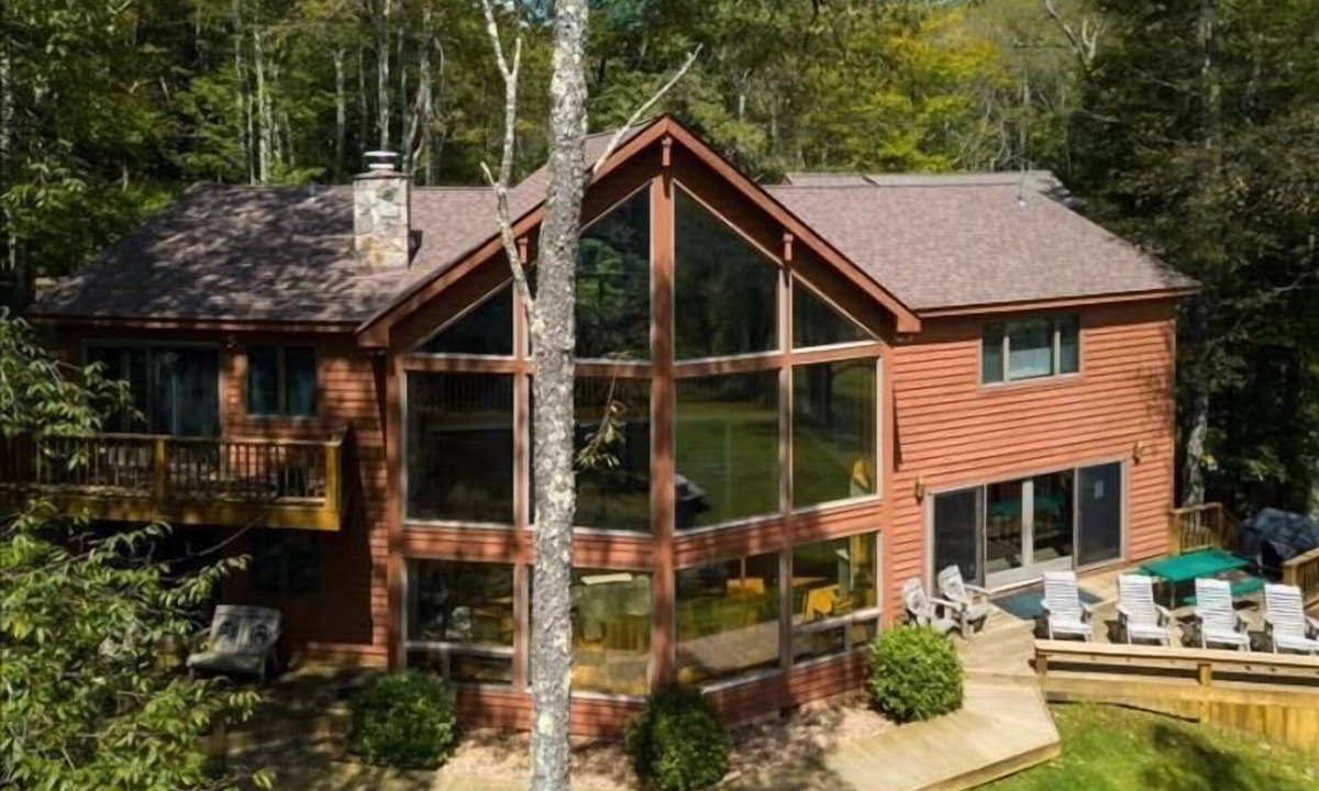 Davis House | SRL5- Lakefront Family Retreat! Old Timberline! A/C! Firepit!