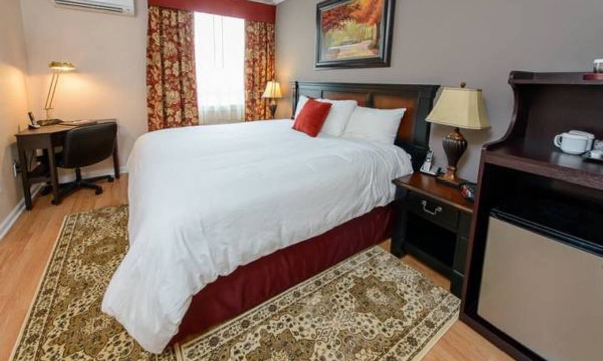 Norwalk Hotel | Standard King Bedroom W/Gym & Restaurant on Site!