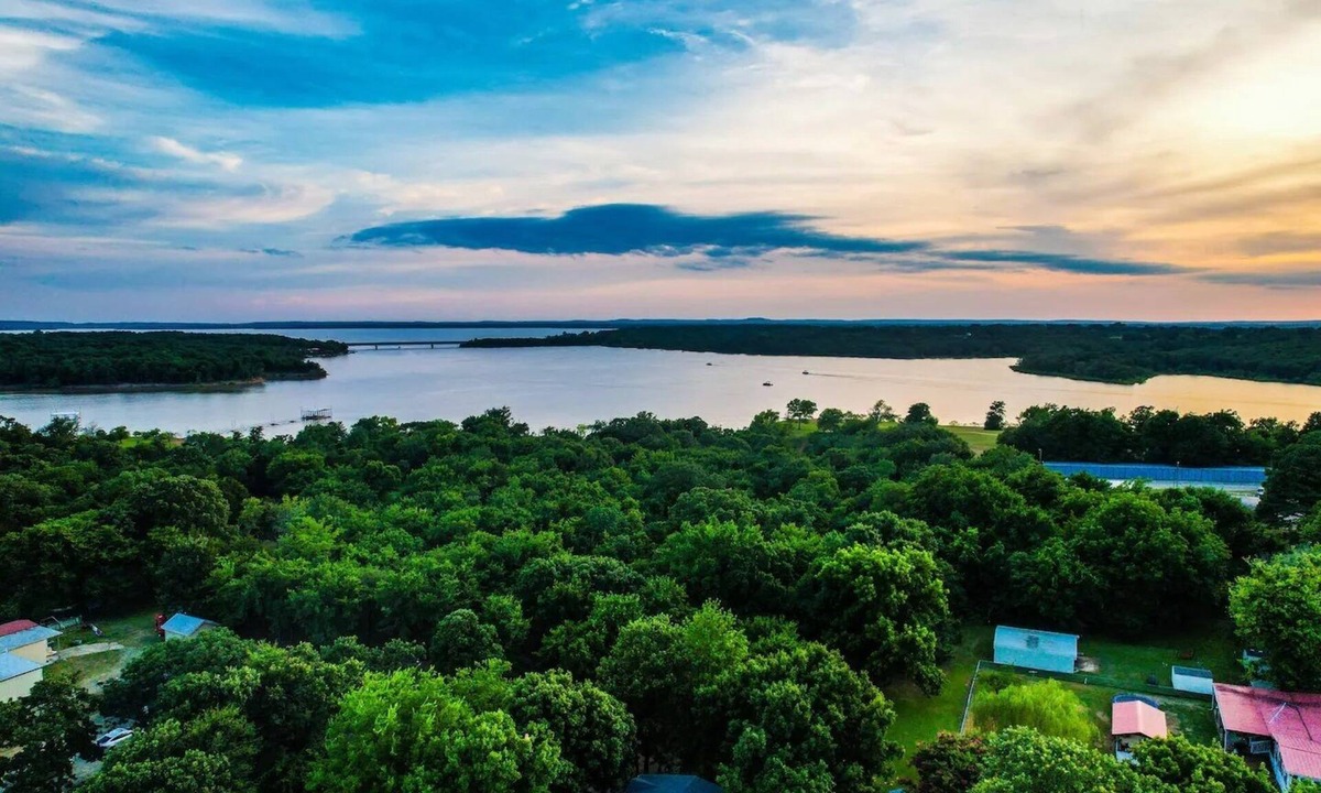 Checotah House | Stay Lakeshore - Serene landscape near water