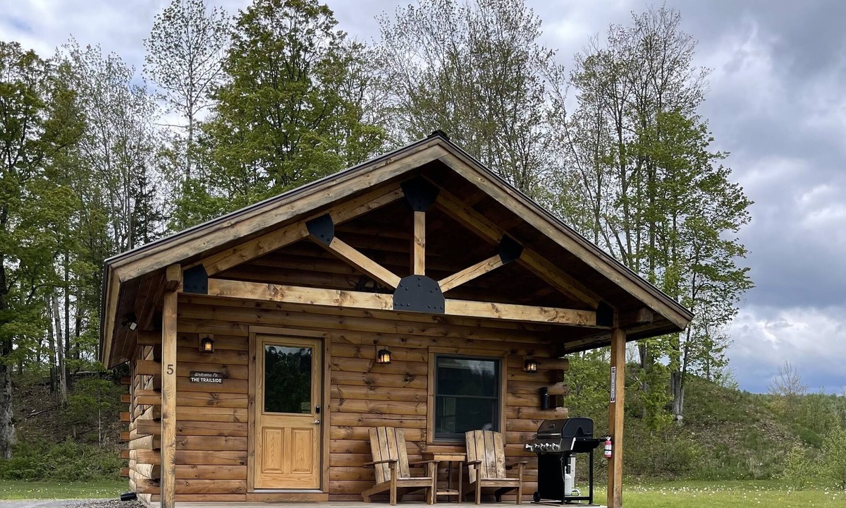 East Burke Cabin | Stay on Kingdom Trails in an efficiency one-bedroom cabin!