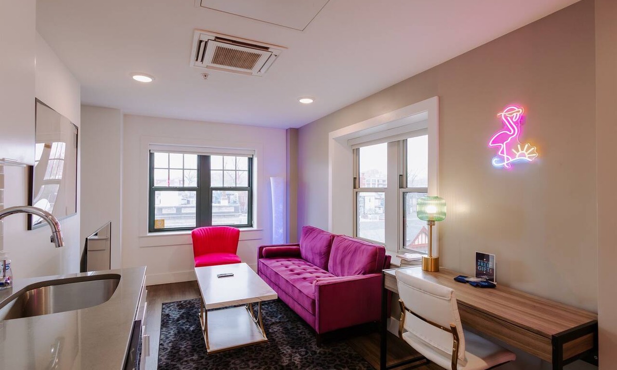 Hanover Place Apartment | Steps from KC Streetcar - The Fountain