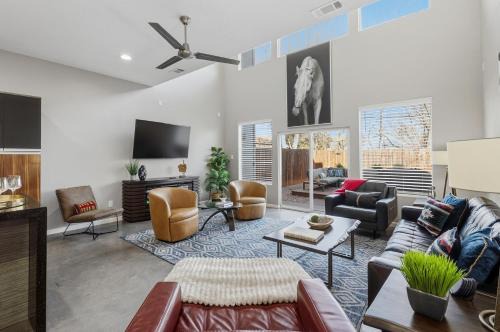 Fort Worth Cultural District House | Steps to Dickies Arena Lux Home Garage Parking