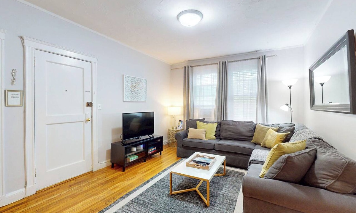Brookline Apartment | Steps to Longwood Medical,MBTA,Boston,shopping,pkg