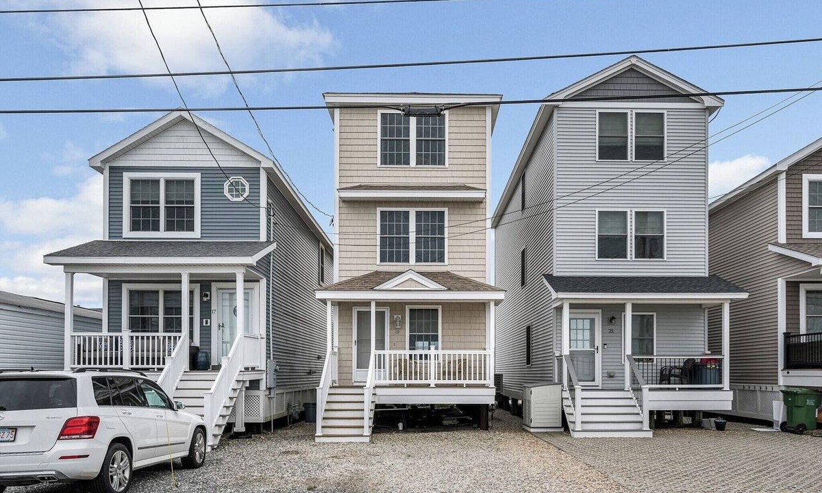 Salisbury House | Steps to Salisbury beach, whole house with AC 6 beds 2.5 ba