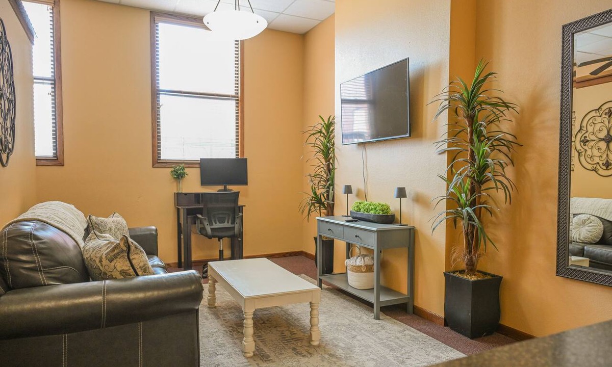 Neosho Apartment | Steps to the Square! Walk to Coffee, Dining, & Big Spring Park