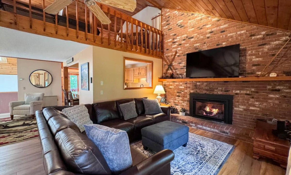 North Conway Villa | Stonehurst Hideaway | Prime Location + Pool Table