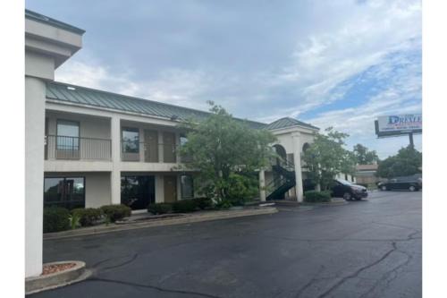 Highland Park Hotel | Studio 6 Suites Louisville KY Airport/Expo Center