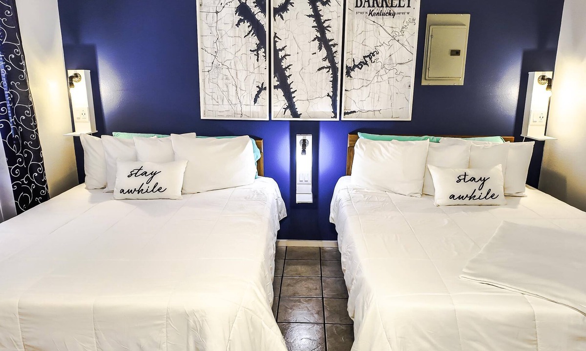 Eddyville Apartment | Studio Rental (Sleeps 1-4) - Studio style unit with small kitchen, bathroom, & 2 Queen Beds