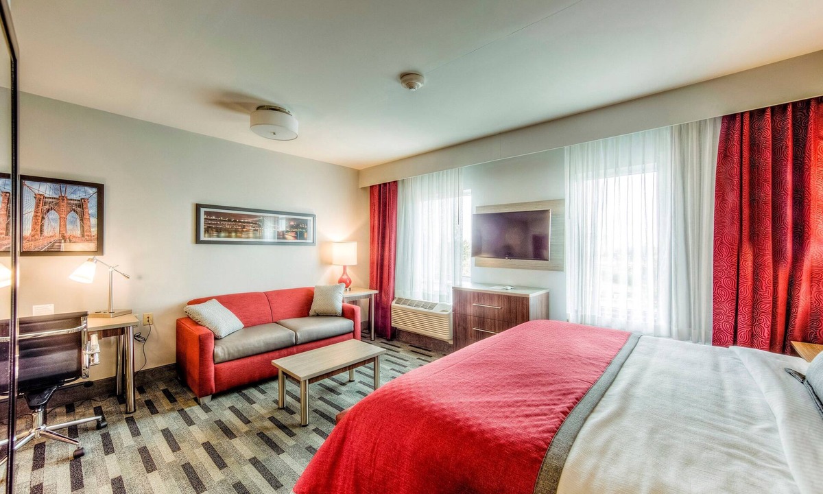 Columbus Apartment | Studio Suite Only 1 Mile from OSU! | Indoor Pool + 24-Hour Business Center