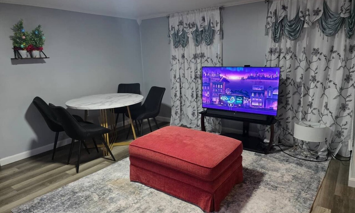 Downtown House | Stunning 2-bedroom Unit in Desirable Downtown Manchester