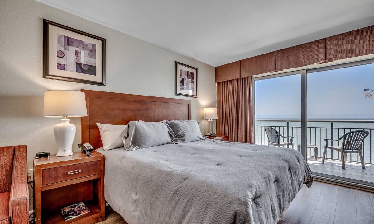 Downtown Myrtle Beach Apartment | 🏖️Stunning Ocean Views | Pools + Hot Tub | Bay View Resort 1005B🏖️