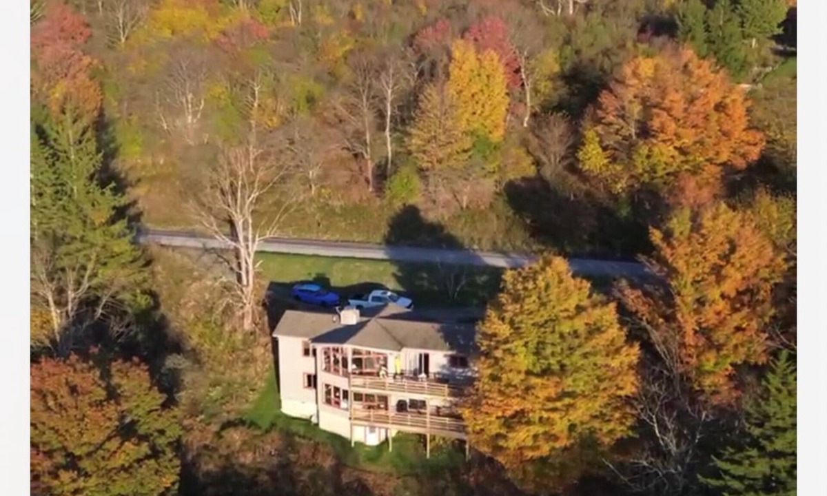 Old Timberline House | Stunning View, Hot Tub, Firepit, Walk to Dolly S,Pet, EV Charger, Secluded