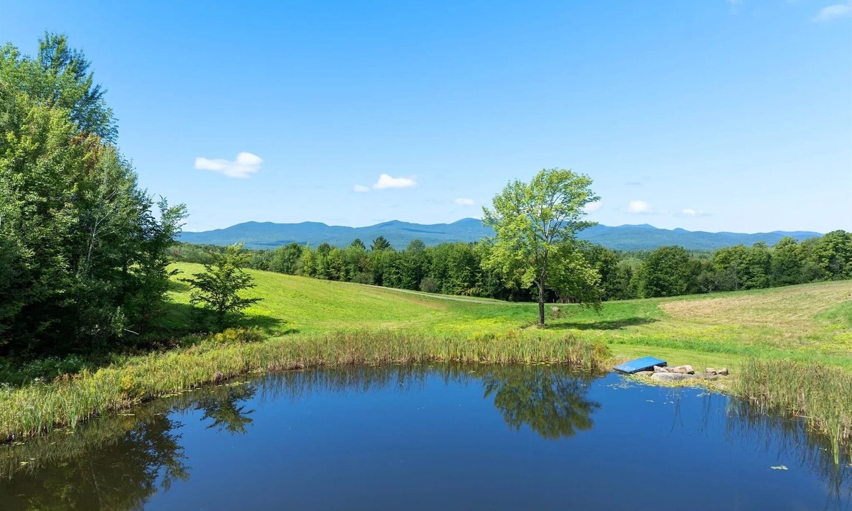 Troy House | Stunning Views 20 Mins to Jay Peak Cozy 2 BR With WiFi