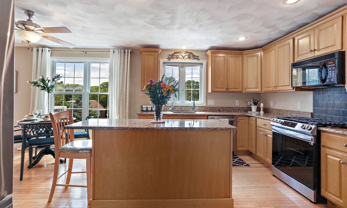 Wakefield House | Stylish 4-bedroom house, dedicated office, master suite in a cul-de-sac