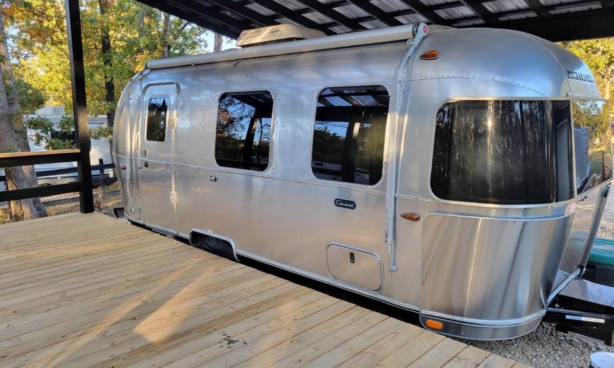 Kingston House | Stylish Airstream RV Near Lake Texoma with Deck and Woodland Trails