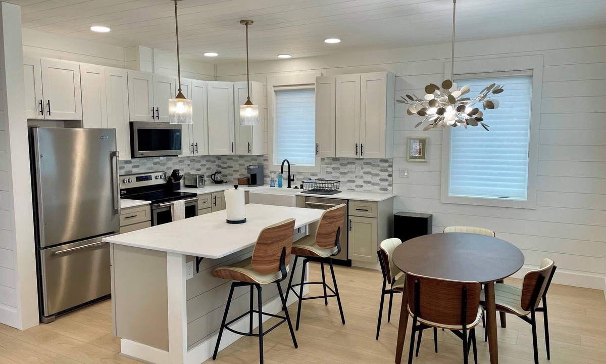Sitka House | Stylish and peaceful, walkable to airport - 2 bed 1.5 bath cottage