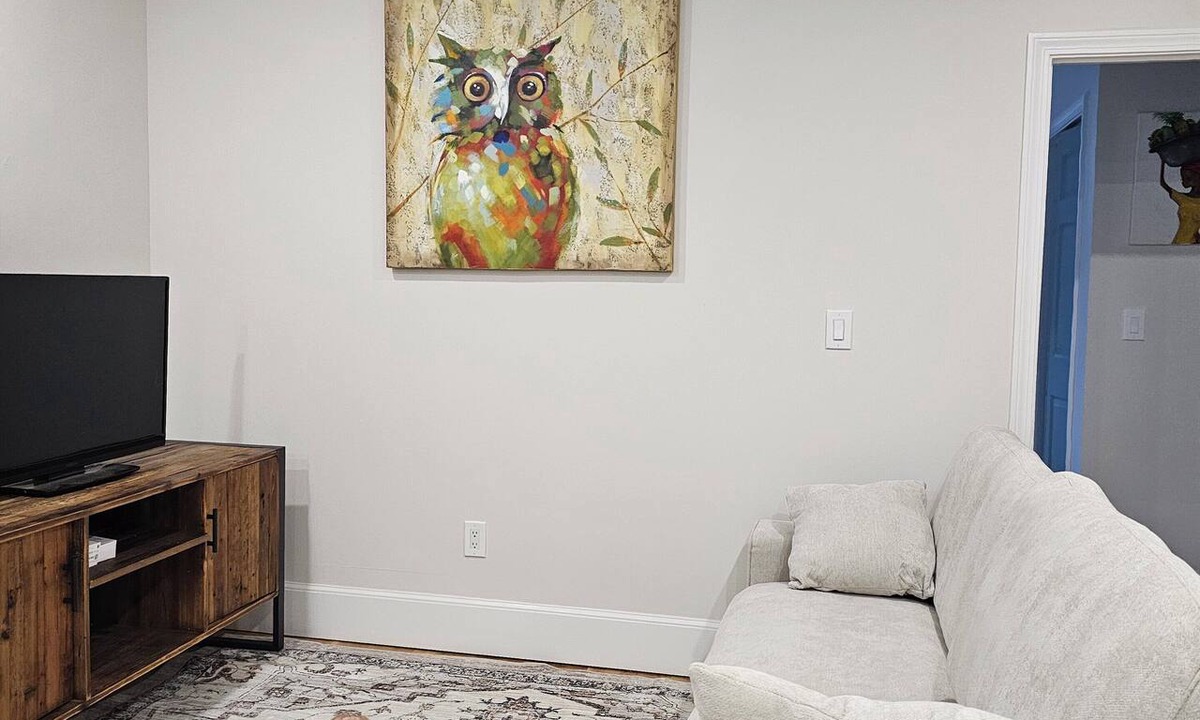Hyde Square Apartment | Stylish & Cozy Boston Retreat Near Train Station, Parks & Cafés