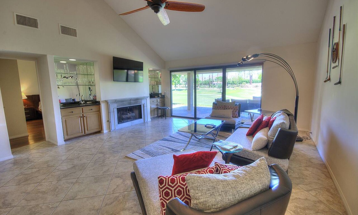 Village Condo | Stylish Golf Course Condo with Spectacular Mountain Views – LQ155