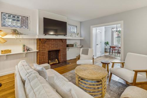 Forest Hills Apartment | Stylish Modern Home Near Downtown Pittsburgh | Sleeps 7