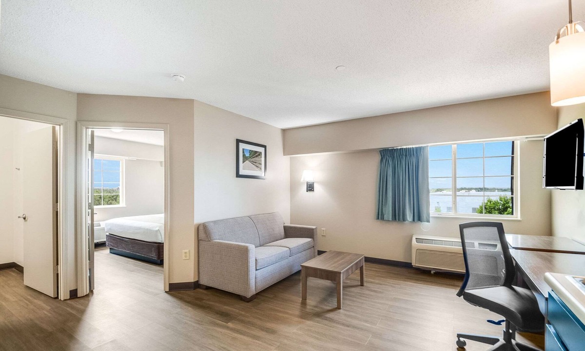 Dulles Town Center Hotel | Suburban Studios Sterling - Washington Dulles